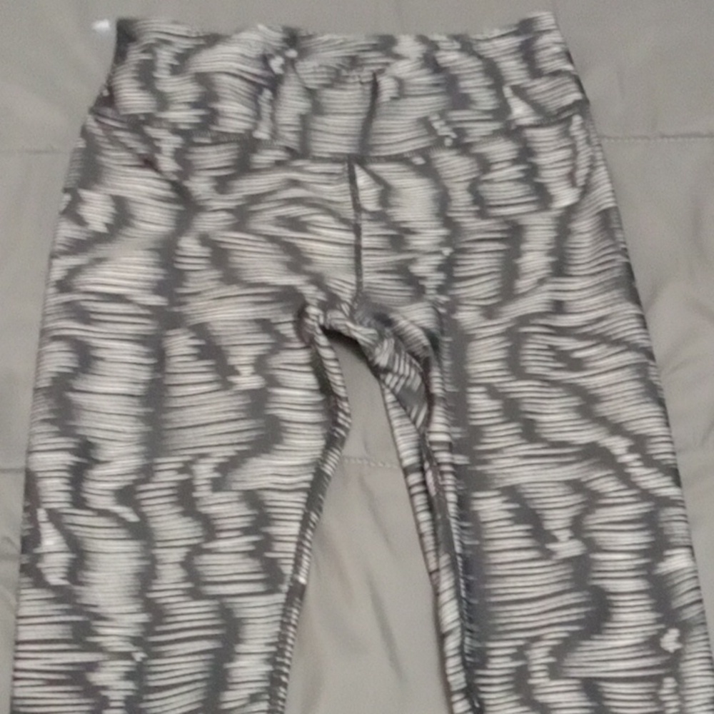 5/$20**Medium Black and Gray frequency pattern Leggings
